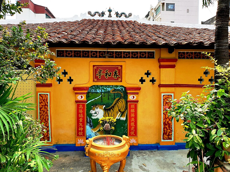 Đình Xuân Hòa trên đường Lý Chính Thắng